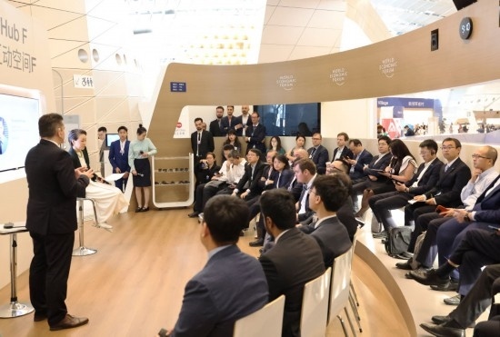 2024年6月26日，嘉賓在第十五屆夏季達沃斯論壇主會場——遼寧大連國際會議中心參與互動討論。