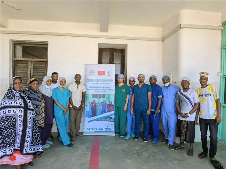 隊長蔣國慶（右七）和手術醫(yī)生、部分患者合影。中國援桑醫(yī)療隊供圖