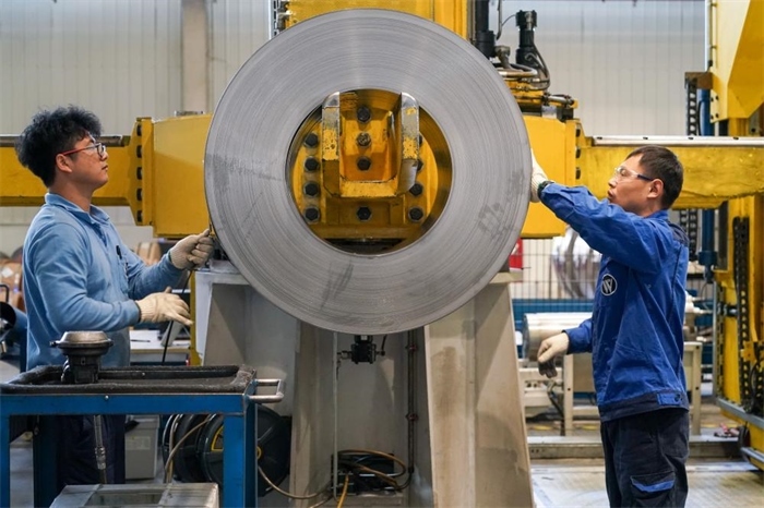 2023年3月16日，工人在位于太倉市高新區(qū)的威爾斯新材料（太倉）有限公司生產(chǎn)車間內(nèi)進(jìn)行加工作業(yè)。新華社記者李博攝