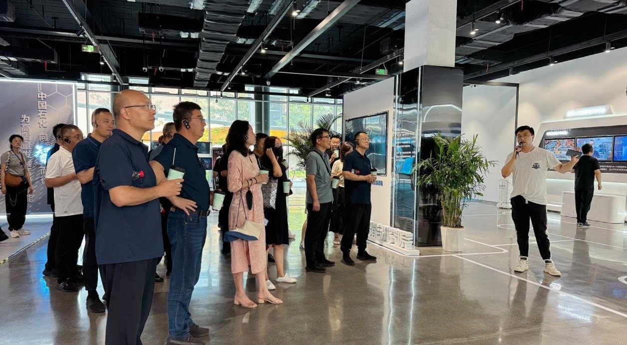 人民網(wǎng)“夢幻靈境”AI展演中心講解。人民網(wǎng) 王戰(zhàn)雄攝