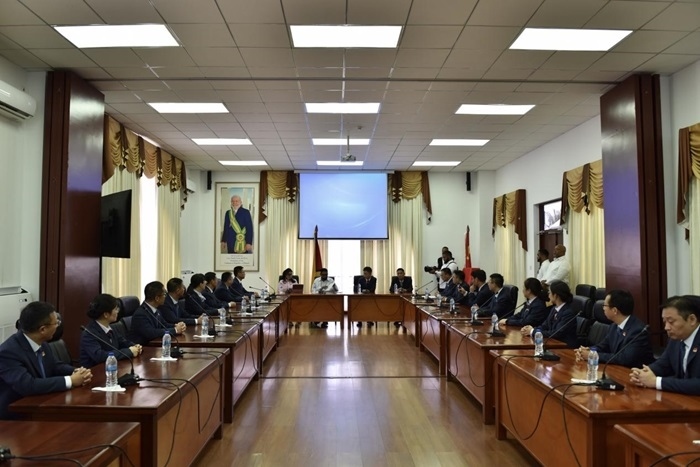 當(dāng)?shù)貢r間8月20日，圭亞那總統(tǒng)伊爾凡·阿里在圭亞那首都喬治敦鐘阿瑟會議中心會見了即將離任的中國（江蘇）第19期援圭亞那醫(yī)療隊。 中國（江蘇）第19期援圭亞那醫(yī)療隊供圖