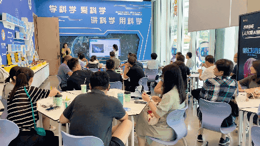 研學(xué)團成員在AI研學(xué)培訓(xùn)區(qū)學(xué)習(xí)。人民網(wǎng) 王戰(zhàn)雄攝