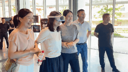 研學(xué)團成員正在用VR眼鏡體驗。人民網(wǎng) 王戰(zhàn)雄攝