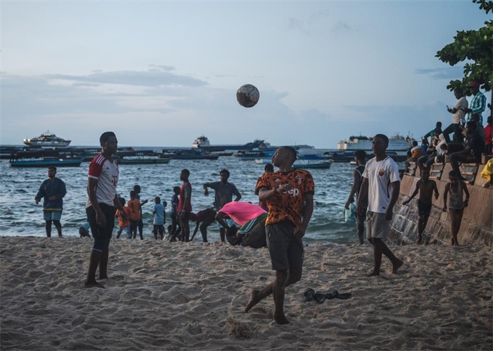 2023年12月31日，人們?cè)谔股Ｄ醽喩＝o巴爾島海濱踢球。新華社記者王冠森攝