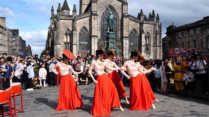 《長城魂》的演員在愛丁堡皇家一英里街頭演出。主辦方供圖