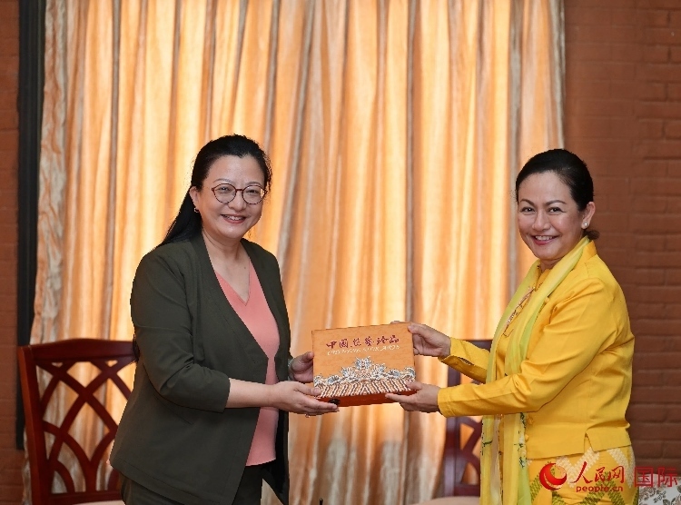 馬珈大使向岱岱楷部長贈送中國特色紀(jì)念品。人民網(wǎng)記者 謝佳君攝