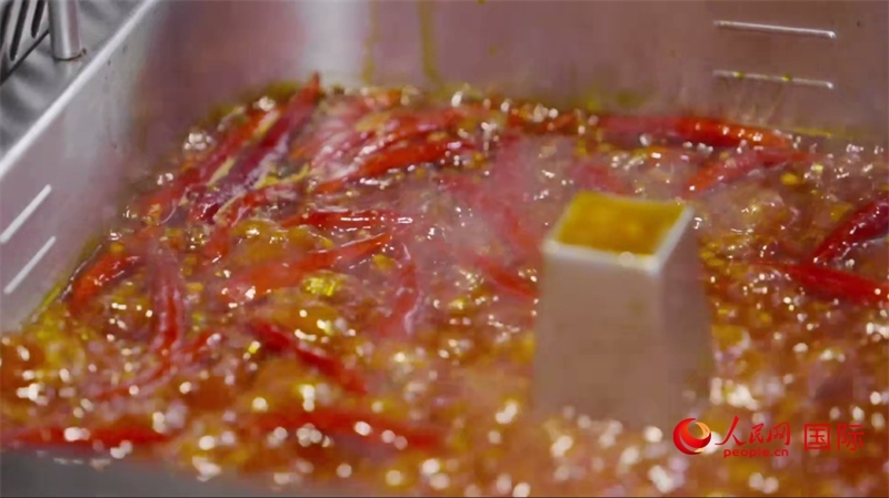 成都麻辣火鍋。人民網(wǎng)記者 張榮攝