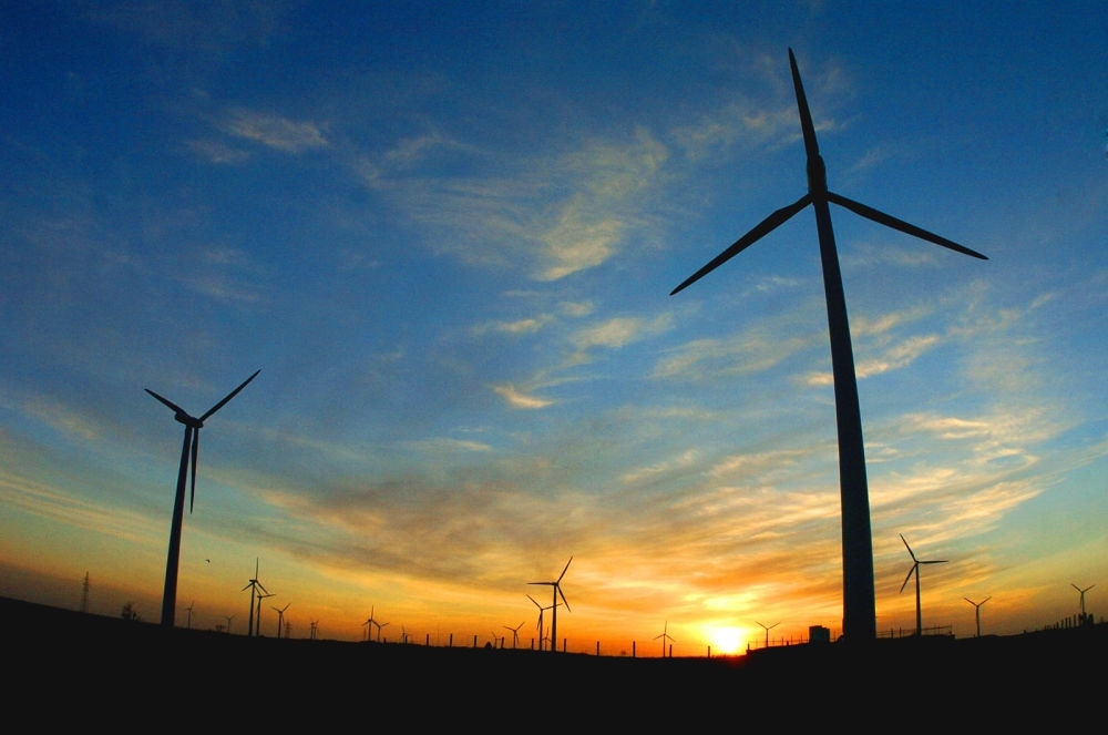 2005年，吉林省白城市通榆縣境內(nèi)幾十部風(fēng)力發(fā)電機(jī)組在工作。新華社發(fā)