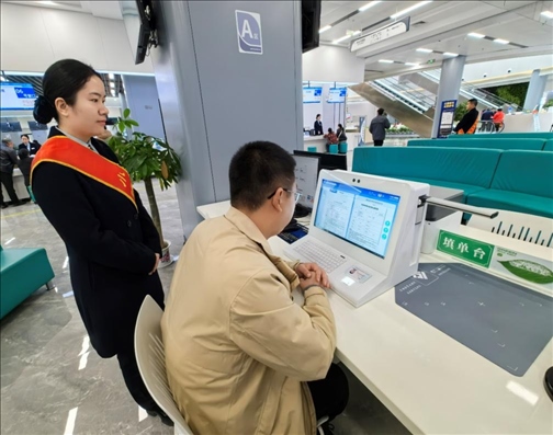 市民用電子范例填單臺錄入信息。人民網(wǎng)記者 周雯攝