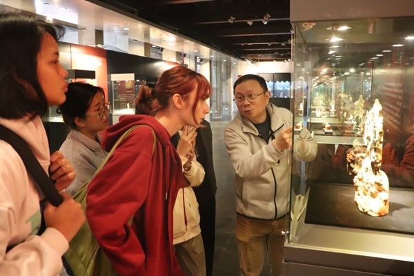 “熊貓叨叨”團(tuán)隊(duì)參觀玉器文化展。