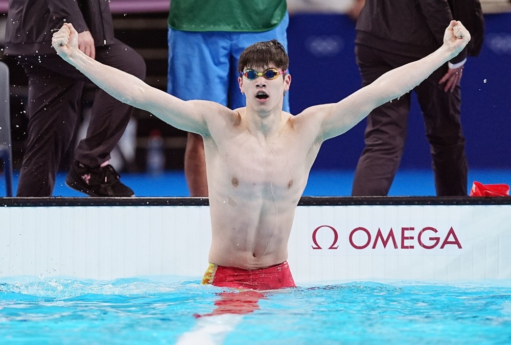 中國選手潘展樂在巴黎奧運會游泳男子100米自由泳決賽后慶祝奪冠及打破世界紀錄（2024年7月31日攝）。新華社記者 杜宇 攝