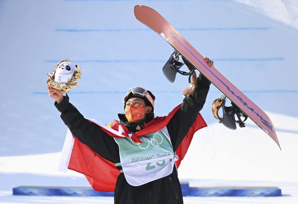 蘇翊鳴在北京2022年冬奧會單板滑雪男子大跳臺決賽奪冠后慶祝（2022年2月15日攝）。新華社記者 黃宗治 攝