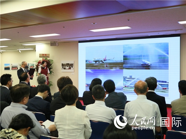 世界華人攝影聯(lián)盟副主席馮學(xué)敏現(xiàn)場(chǎng)點(diǎn)評(píng)。人民網(wǎng) 許可攝