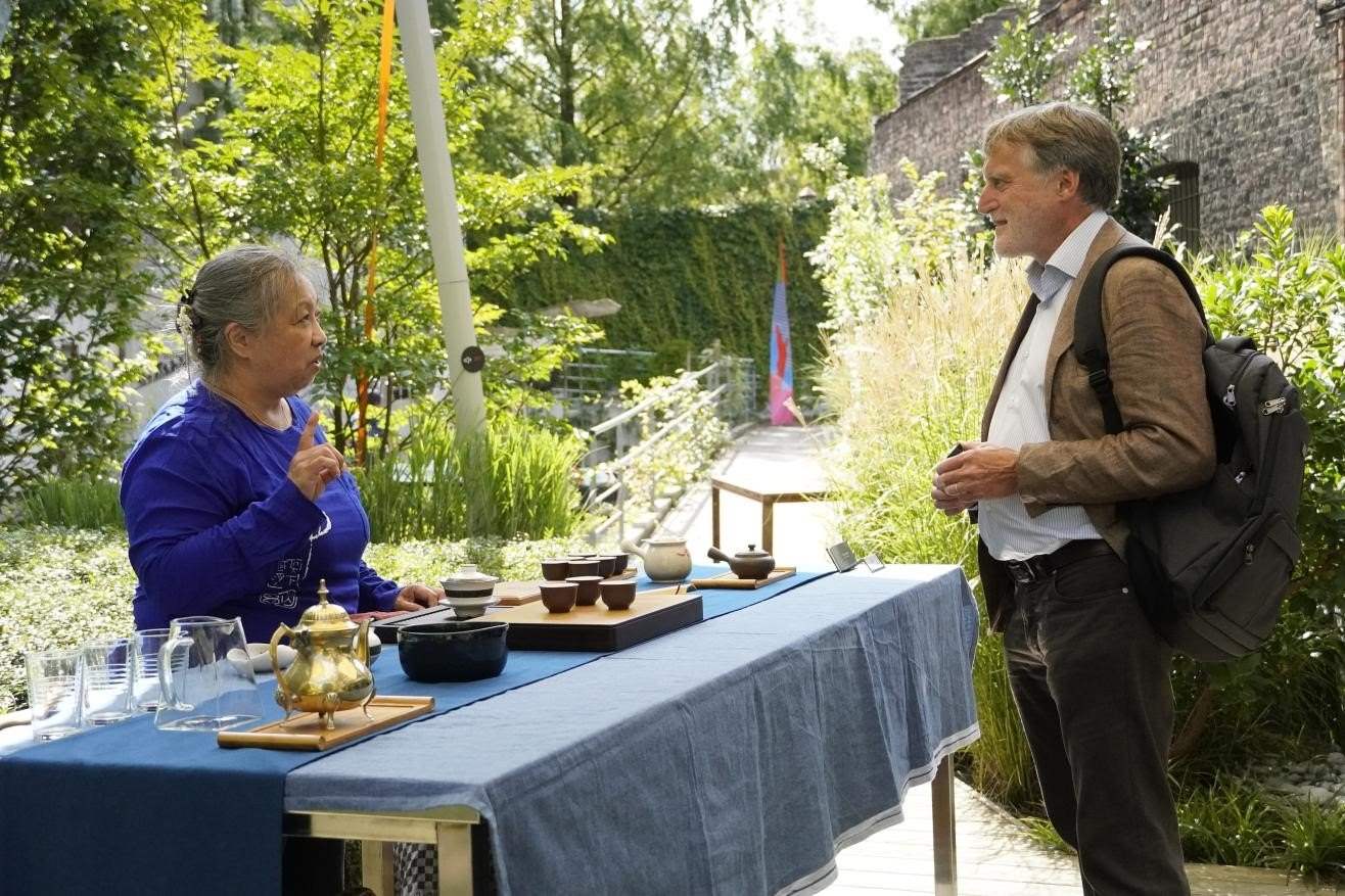在博物館的戶外花園來(lái)賓品味中國(guó)茶藝。比利時(shí)維他命文化傳媒供圖