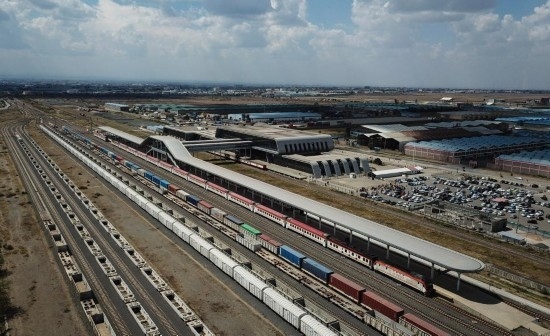 這是2023年9月在肯尼亞首都內(nèi)羅畢拍攝的蒙內(nèi)鐵路內(nèi)羅畢站（無(wú)人機(jī)照片）。新華社記者 韓旭 攝