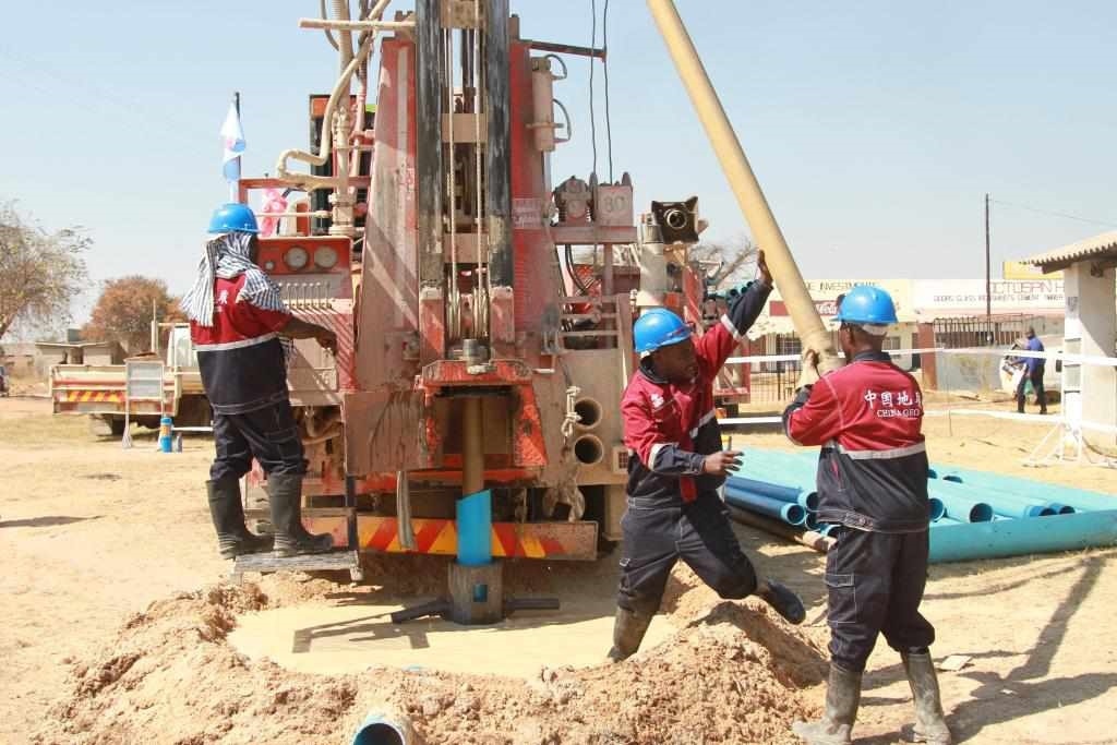 7月22日，工人在津巴布韋東馬紹納蘭省舉行的中國援津巴布韋300口水井項目開工儀式上鉆井。新華社發(fā)