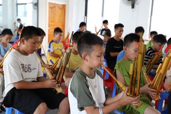 孩子們?cè)趯W(xué)吹蘆笙。融水縣文化館供圖