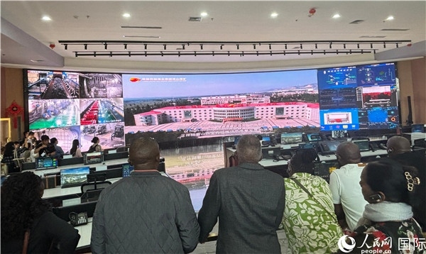 研討班一行在塔山煤礦參觀。人民網(wǎng) 曹欣悅攝