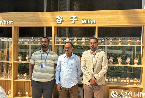 研討班成員在聽取講解后合影留念。人民網(wǎng) 曹欣悅攝