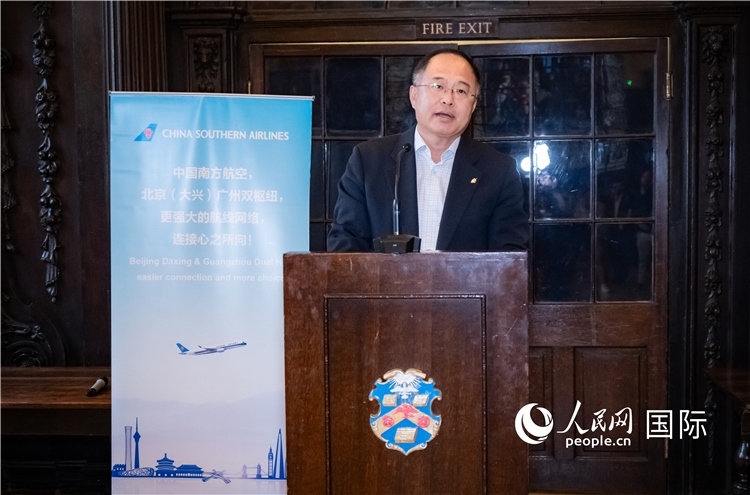 圖為中國駐倫敦旅游辦事處主任張力致辭。人民網(wǎng) 郭錦標(biāo)攝