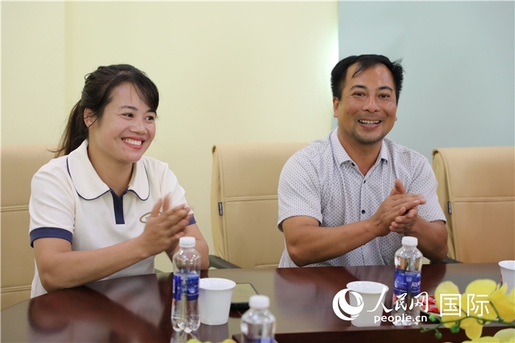 越南沙巴市黃連寄宿制民族小學(xué)老師阮氏秋姮、阮文享。人民網(wǎng)記者簡承淵攝