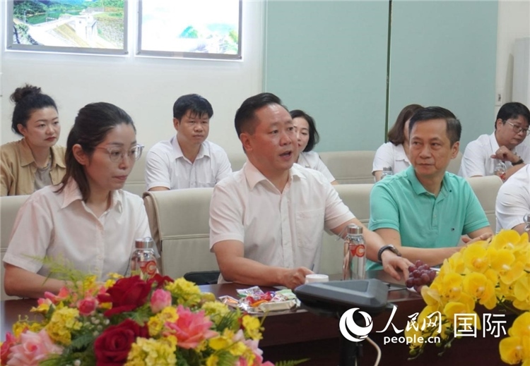 越中電力公司董事長李志雄（前排左二）介紹越南電力情況。葛沙莎攝