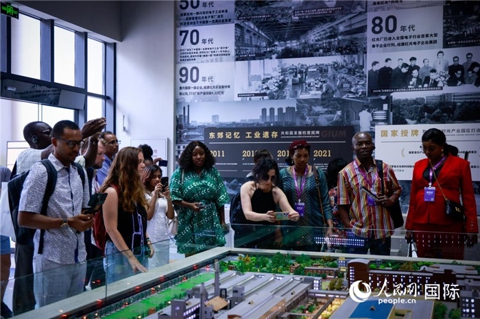 2024“一帶一路”媒體合作論壇聯合采訪調研行成員在東郊記憶園區(qū)參觀采訪。本報記者 伊霄攝