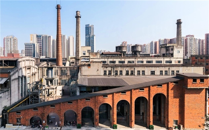 在原成都國營紅光電子管廠舊址上改建而成的東郊記憶園區(qū)南大門。大門既保留了老工業(yè)區(qū)的風貌，又融入了現代審美和創(chuàng)意，成為了園區(qū)一大亮點。資料圖片