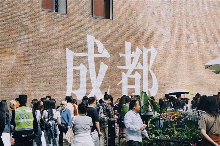 東郊記憶園區(qū)“成都墻”以巨大的“成都”字樣和獨特的藝術設計成為園區(qū)的網紅打卡地，吸引了眾多游客和市民前來參觀。資料圖片