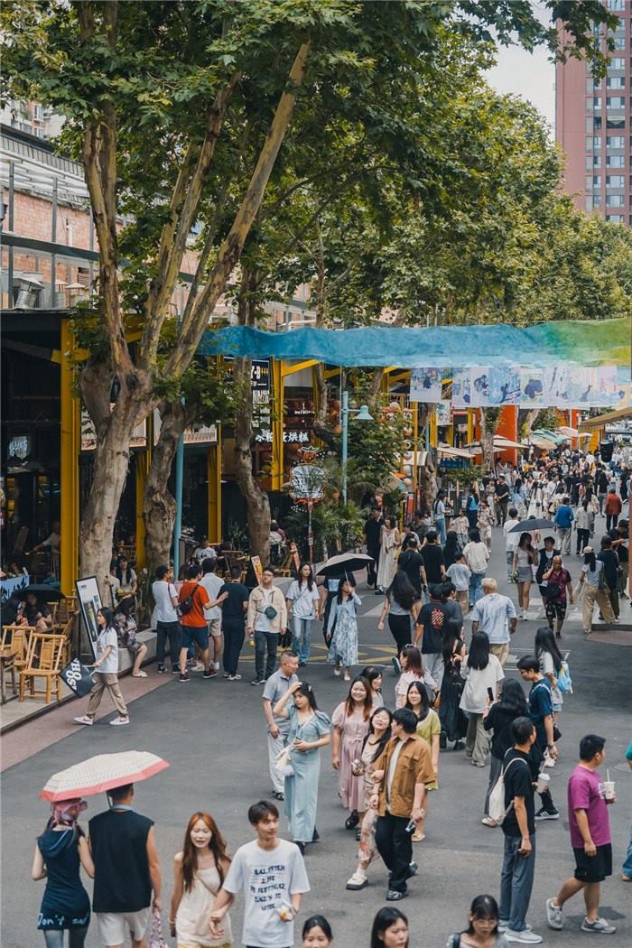 北街美食區(qū)是東郊記憶園區(qū)集美食、文化與休閑于一體的特色區(qū)域，為游客和當地居民提供了豐富多樣的餐飲選擇。資料圖片