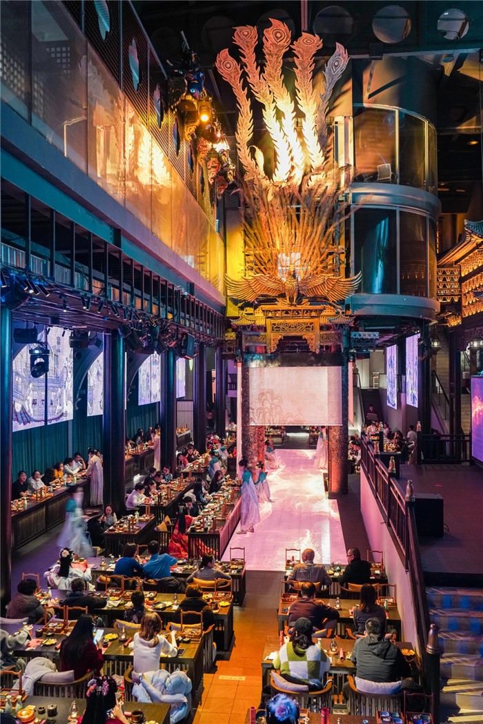 東郊記憶園區(qū)內以蜀地文化為創(chuàng)作背景，溯源中國傳統(tǒng)宴飲儀禮打造的全景沉浸式漢文化主題餐秀。成都傳媒集團供圖