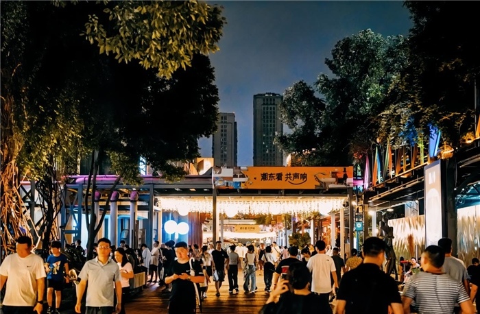 夜幕下的東郊記憶園區(qū)人流如織，熱度不減。資料圖片