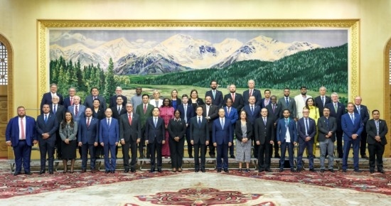  8月30日，國家副主席韓正在北京集體會見出席2024年國際議員友好交流論壇的各國代表。新華社記者 丁林 攝