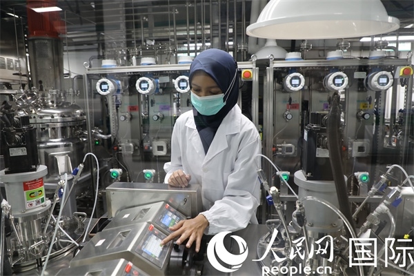 中國(guó)—印尼新能源材料與冶金工程技術(shù)聯(lián)合研究實(shí)驗(yàn)室內(nèi)，研究人員正在工作。人民網(wǎng)記者曹師韻攝