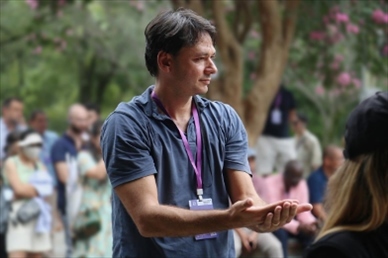 意大利逆流外交網(wǎng)站總編輯亞歷山大·比安奇學(xué)習(xí)青城太極。（李佩藺 攝）