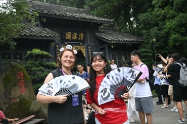 媒體考察團(tuán)成員在都江堰清溪園合影留念。（陳斌 攝）