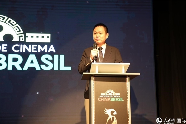 當(dāng)?shù)貢r間8月26日晚，中國駐里約總領(lǐng)館副總領(lǐng)事王尉育在第三屆中國－巴西電影展開幕式上致辭。 人民網(wǎng)記者 陳一鳴攝