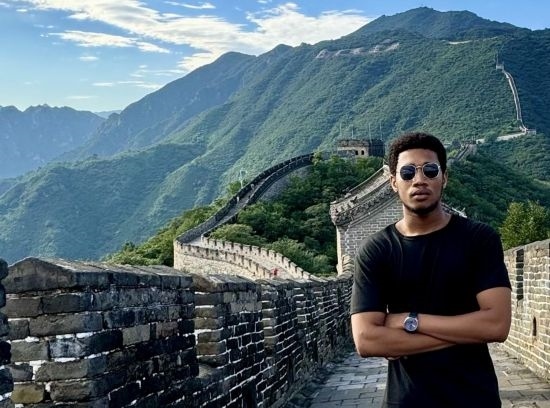 8月28日，尼日利亞青年阿米爾·阿希姆在慕田峪長城留影。新華社發(fā)（清華大學(xué)供圖）