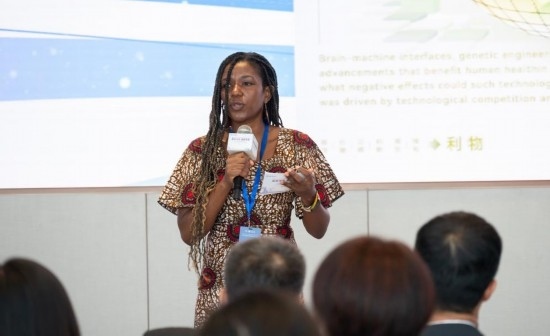 8月29日，在第二屆清華國際青年對話論壇活動上，來自烏干達(dá)的媒體人詹尼弗·阿西姆韋分享中國之旅的感悟。新華社發(fā)（畢尚宏攝）