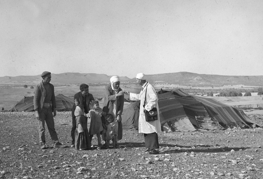 1965年，一名中國(guó)援阿爾及利亞醫(yī)療隊(duì)醫(yī)生（右一）在阿爾及利亞賽伊達(dá)省為牧民診治。