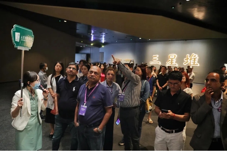 8月31日，亞洲媒體考察團參訪三星堆博物館?！吨袊?jīng)濟周刊》記者肖翊攝