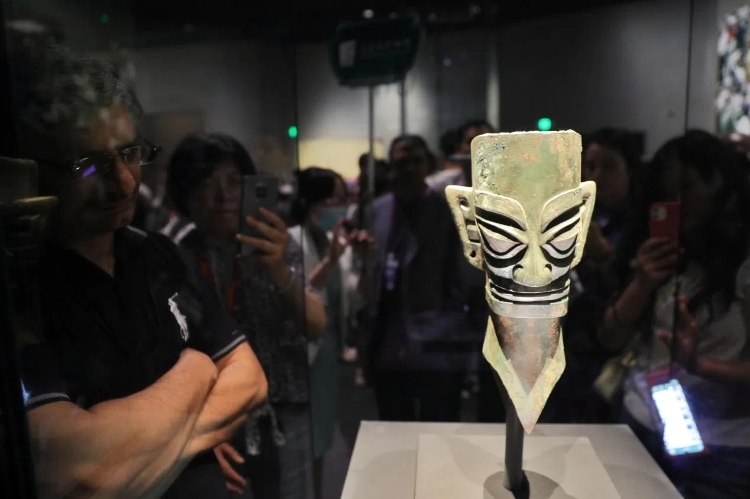 8月31日，亞洲媒體考察團參訪三星堆博物館?！吨袊?jīng)濟周刊》記者肖翊攝