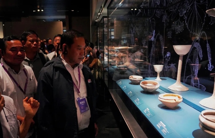 8月31日，亞洲媒體考察團參訪三星堆博物館。左一為老撾博利坎賽省新聞文化旅游廳廳長頌通·威本康?！度嗣袢請蠛Ｍ獍妗酚浾邌逃顢z