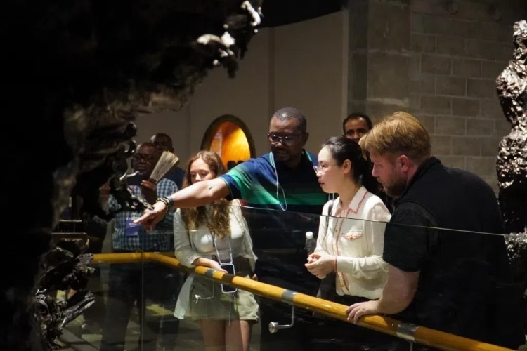 2024“一帶一路”媒體合作論壇聯(lián)合采訪調(diào)研行成員在樂(lè)山烏木文化博覽苑調(diào)研采訪。人民網(wǎng)記者 趙祖樂(lè)攝