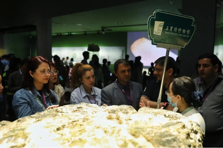 8月31日，亞洲媒體考察團參訪三星堆博物館。左一為馬來西亞《星報》首席商務(wù)官莉迪婭·王?！吨袊?jīng)濟周刊》記者肖翊攝