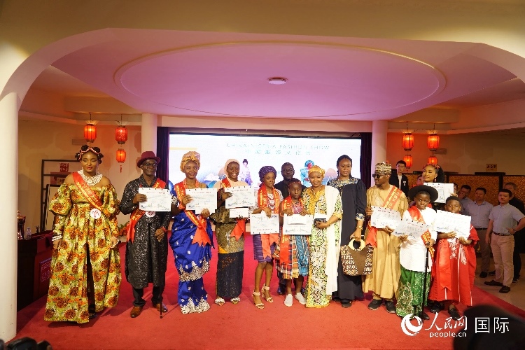 中尼服飾文化秀尼日利亞十佳模特獎(jiǎng)。人民網(wǎng)記者 姜宣攝