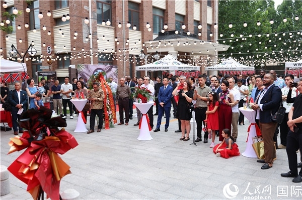 特立尼達和多巴哥駐華使館在其館內慶祝特多獨立62周年。人民網(wǎng)記者 趙益普攝