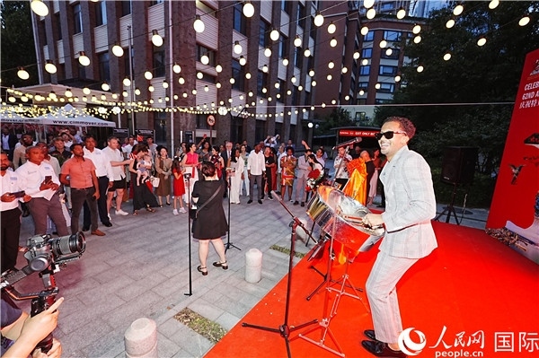 來自特多的藝術家在慶祝儀式上表演特多鋼鼓。人民網(wǎng)記者 趙益普攝