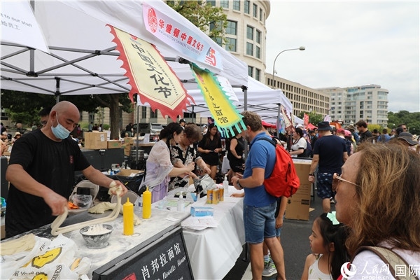 3、活動(dòng)現(xiàn)場(chǎng)設(shè)置了眾多展臺(tái)。 人民網(wǎng)記者 李志偉攝