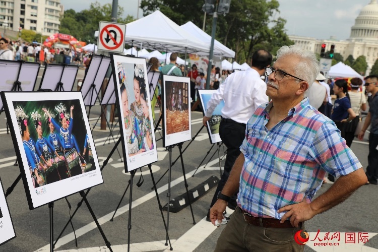 80余幅貴州主題攝影圖片展示了貴州文旅魅力。人民網(wǎng)記者 李志偉攝